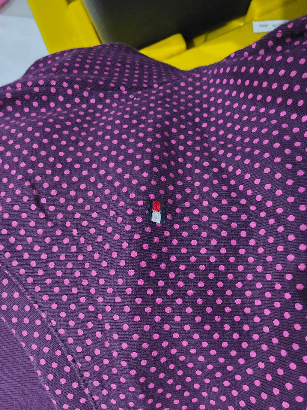 Playera Tommy Hilfiger Manga Larga Morada Con Lunares Rosas