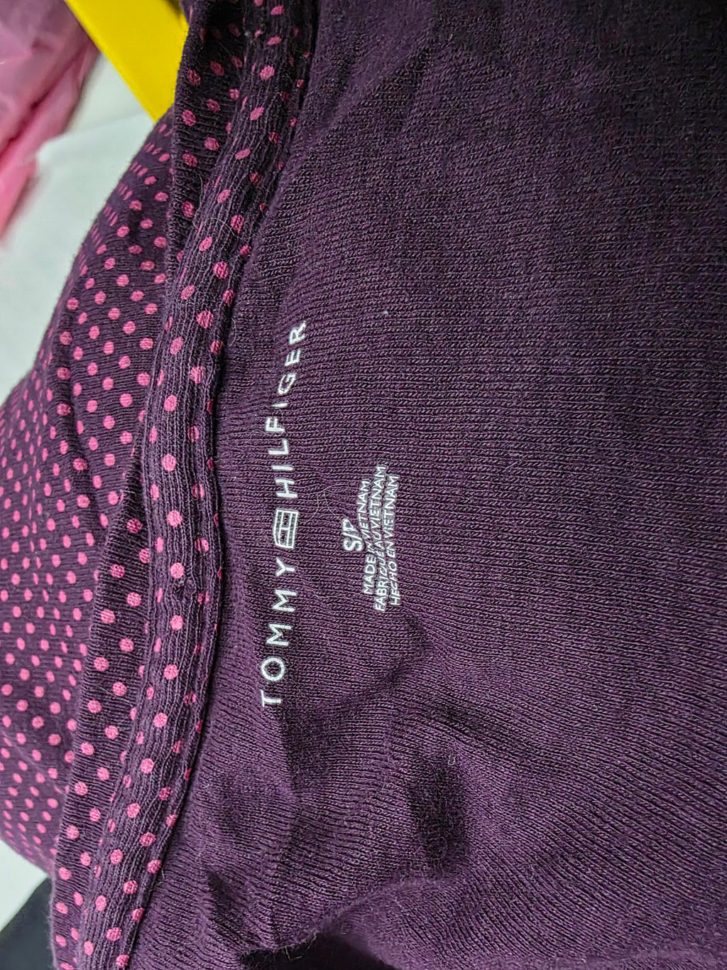 Playera Tommy Hilfiger Manga Larga Morada Con Lunares Rosas