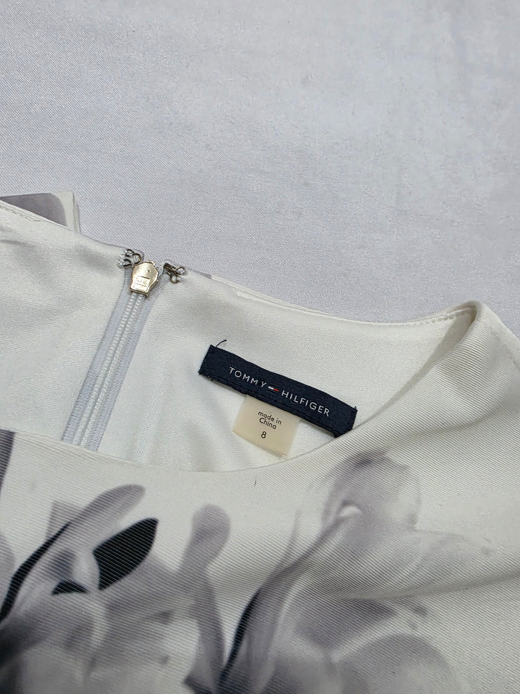 Vestido Tommy Hilfiger blanco con flores grises manga corta