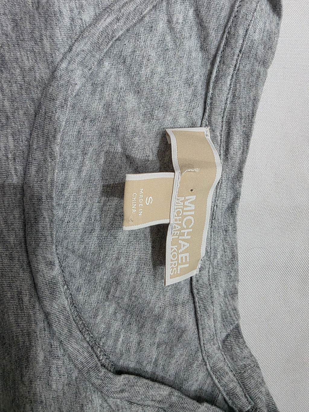 Blusa Michael Kors color gris con olan manga larga