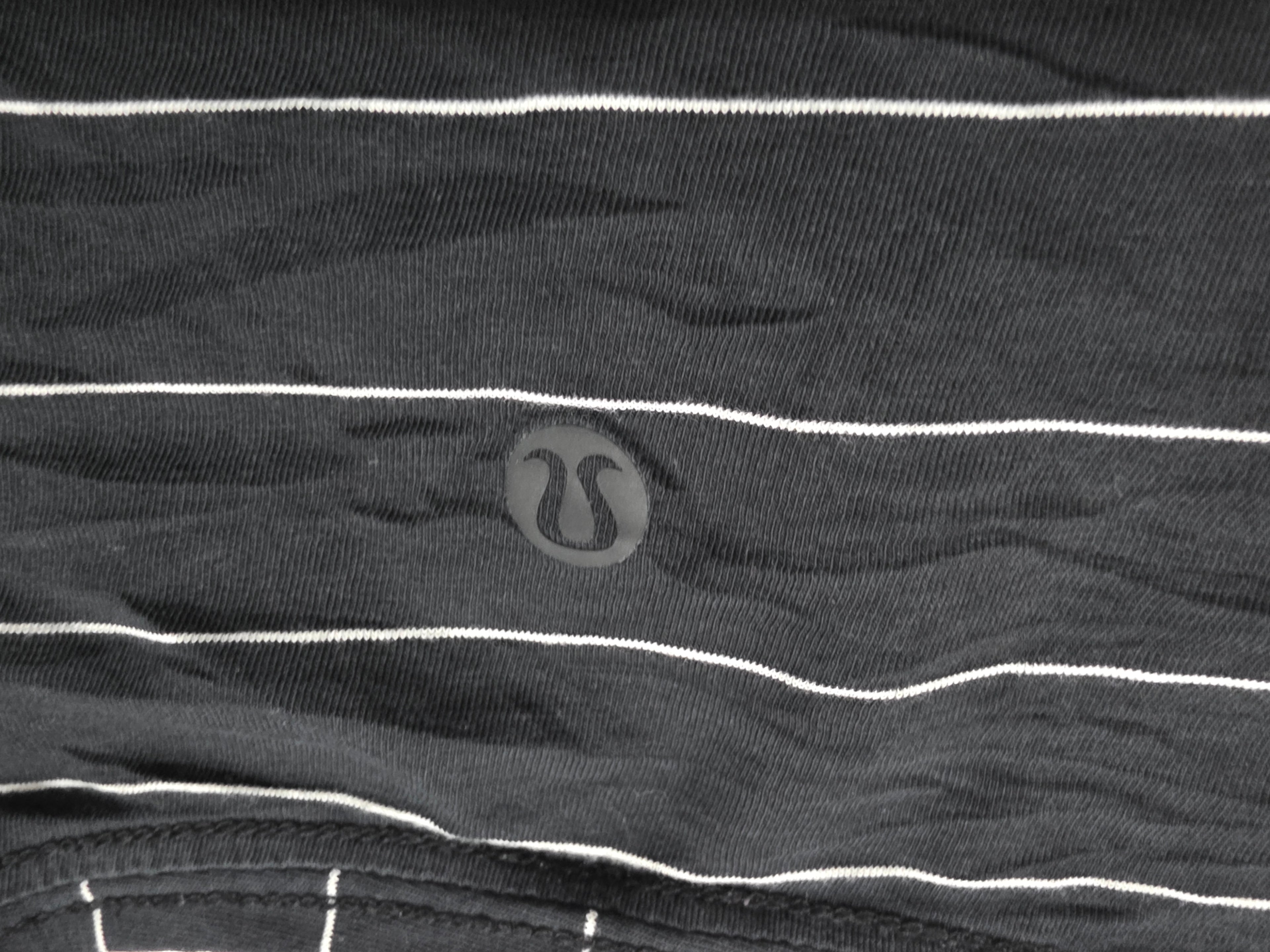 Playera Lululemon color negra rayada talla 4