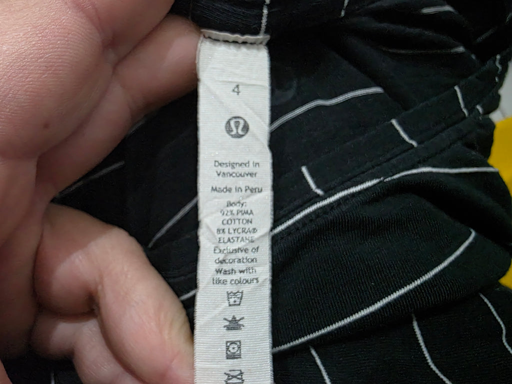 Playera Lululemon color negra rayada talla 4