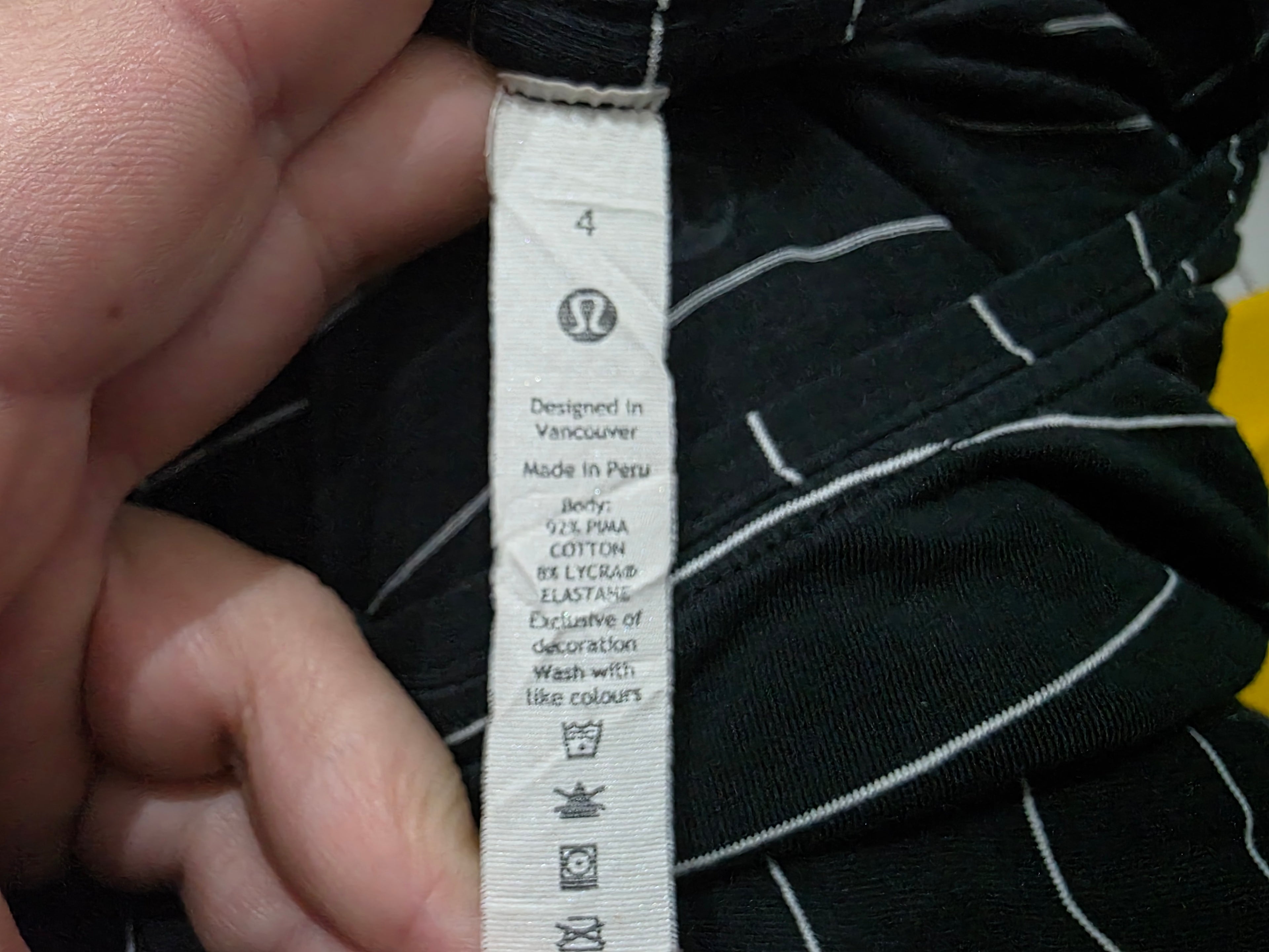 Playera Lululemon color negra rayada talla 4