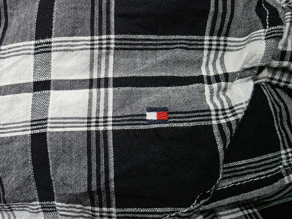 Blusa Tommy Hilfiger negra/gris a cuadros manga larga medio boton Mediana