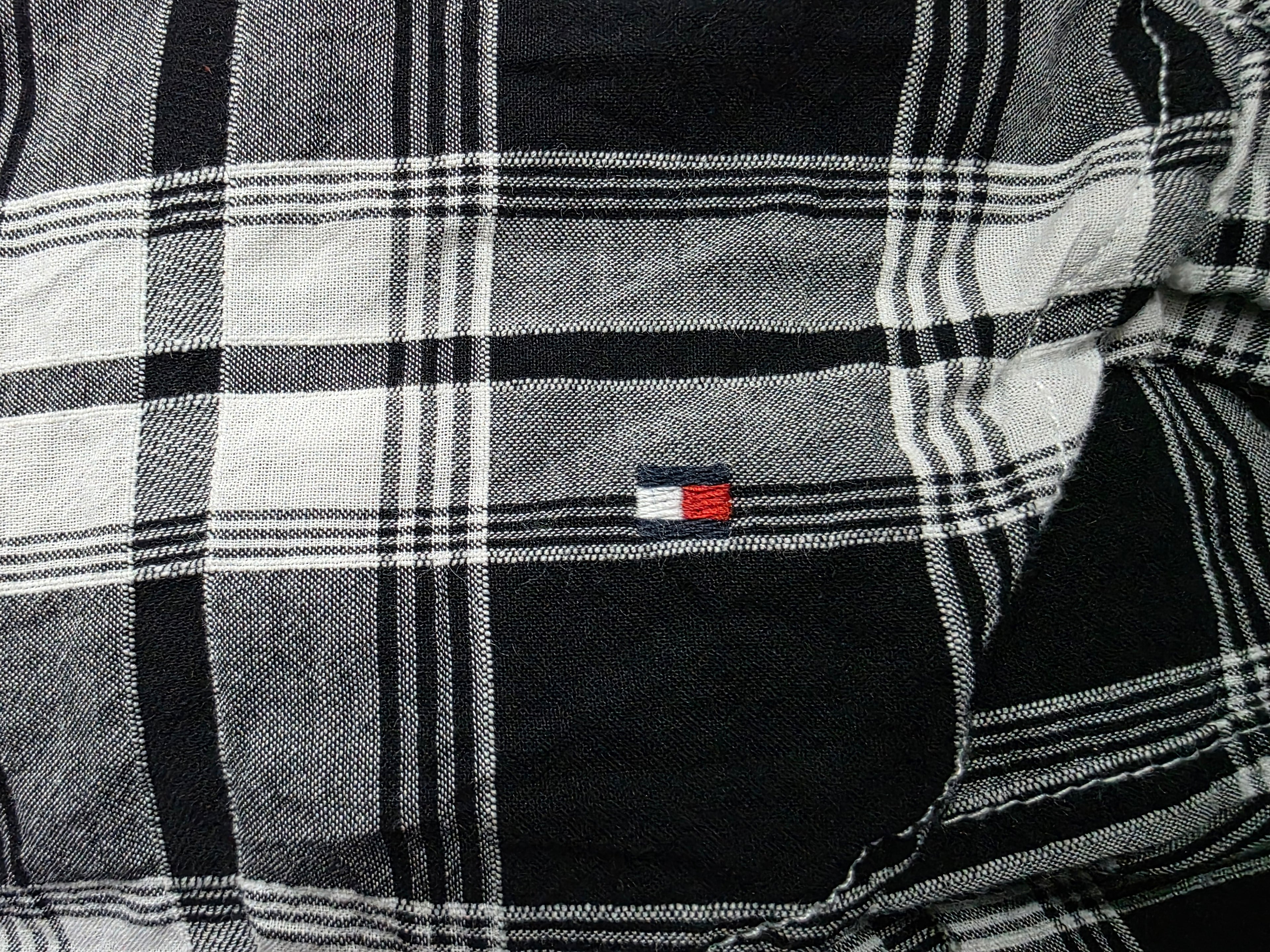Blusa Tommy Hilfiger negra/gris a cuadros manga larga medio boton Mediana