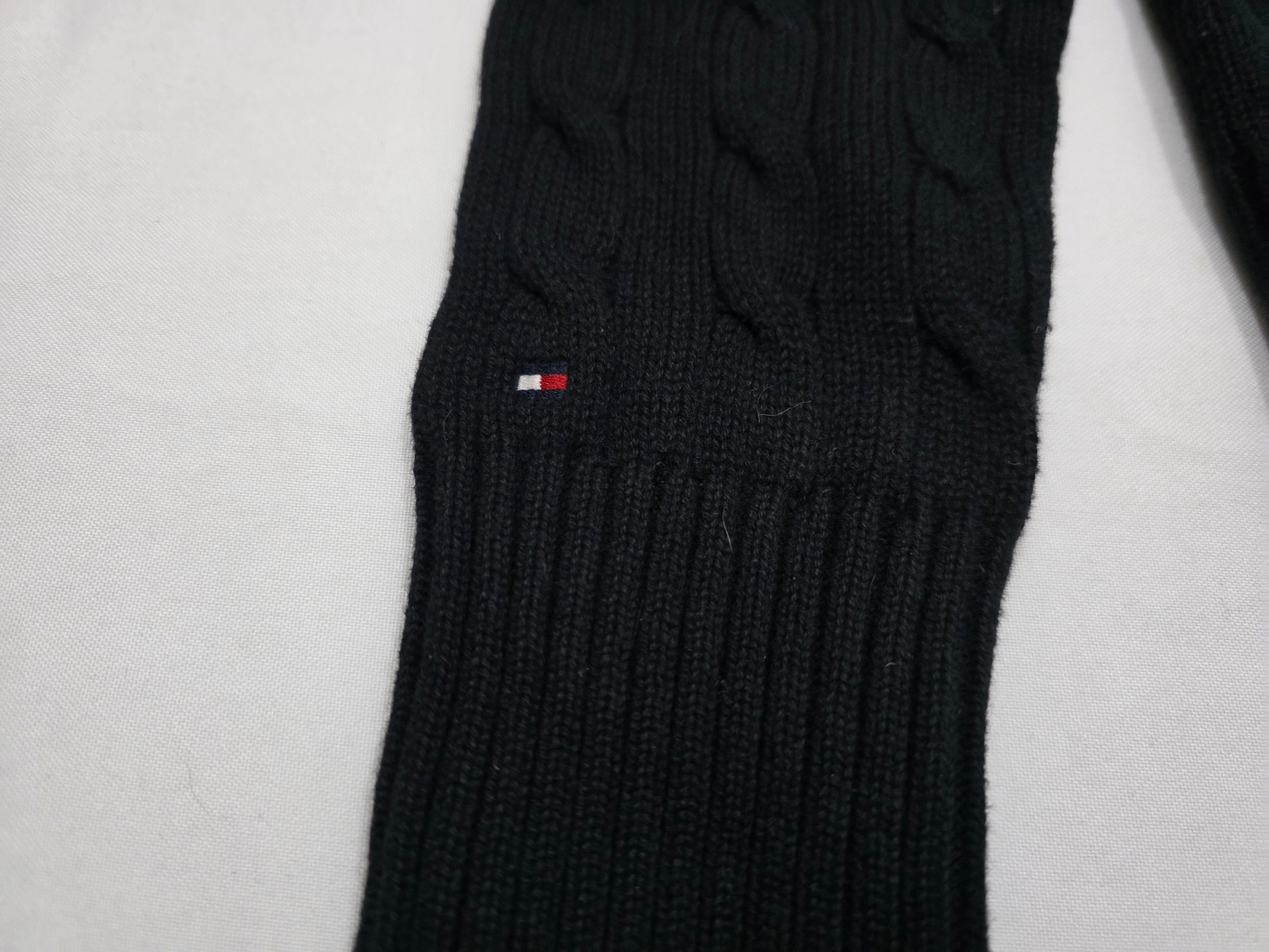 Sueter Tommy Hilfiger de Mujer color negro cuello V Mediano $