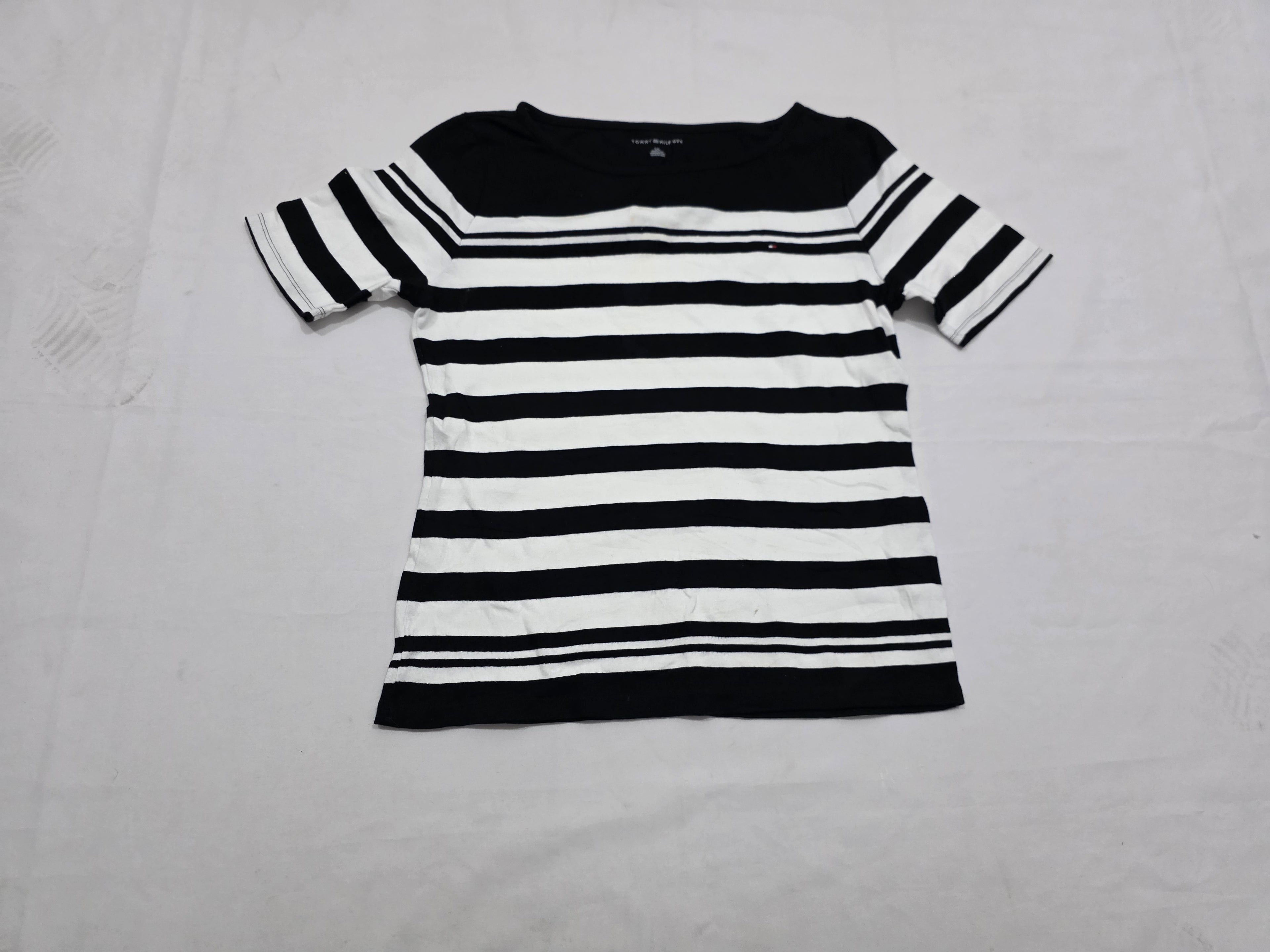 Playera Tommy Hilfiger blanca/negro rayada manga corta