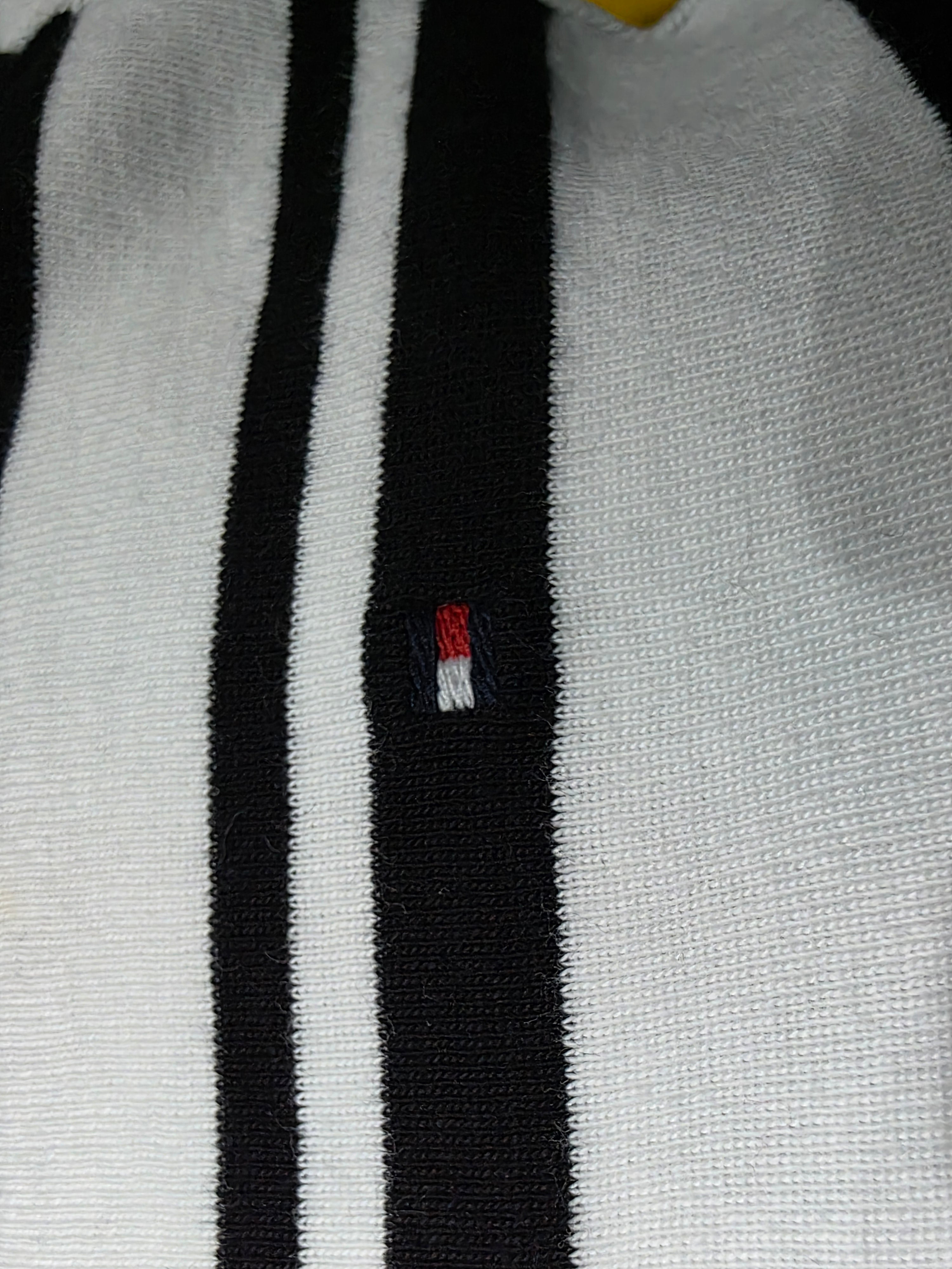 Playera Tommy Hilfiger blanca/negro rayada manga corta
