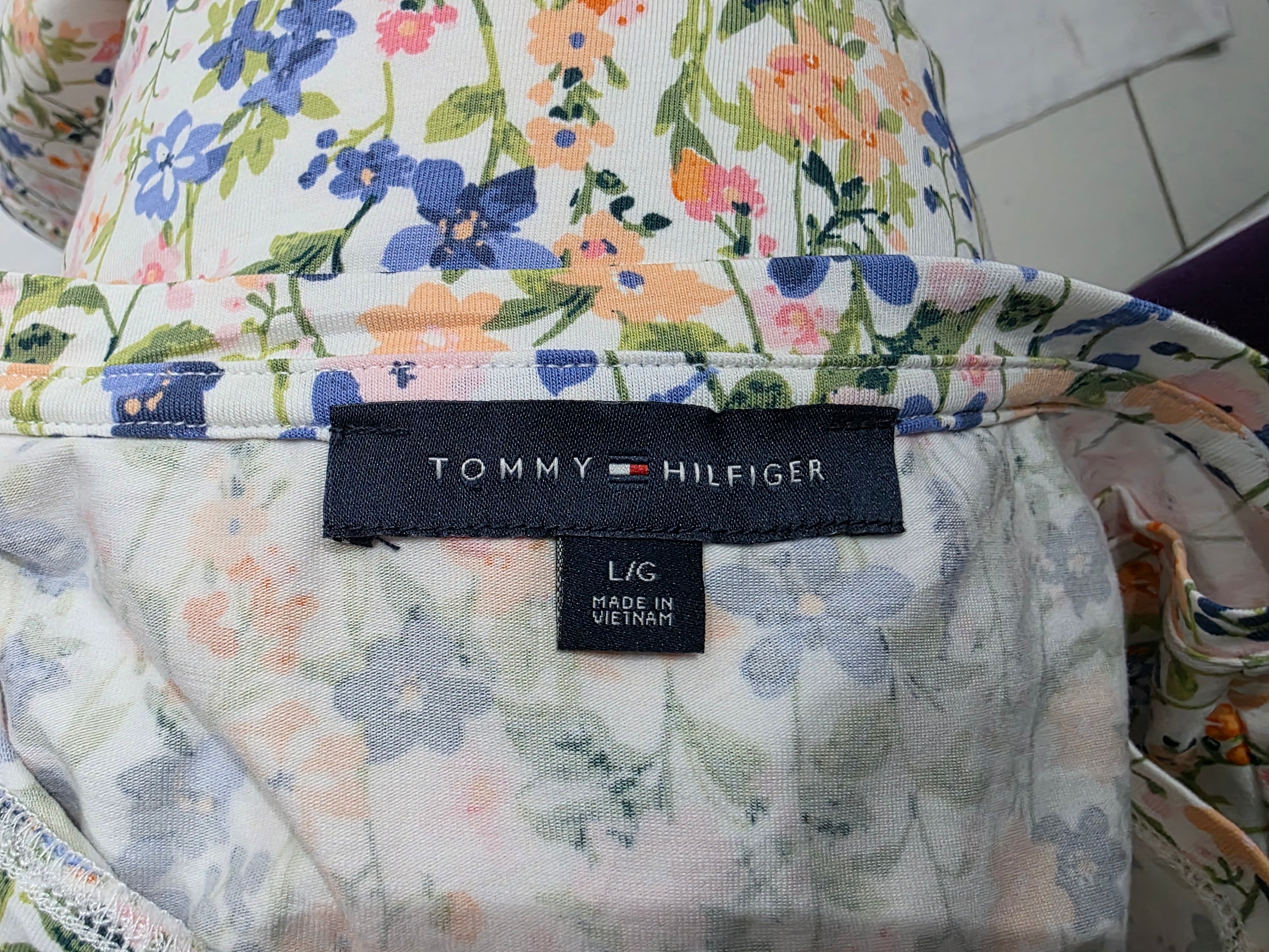 Playera Tommy Hilfiger de Mujer Grande Floreada tricolor