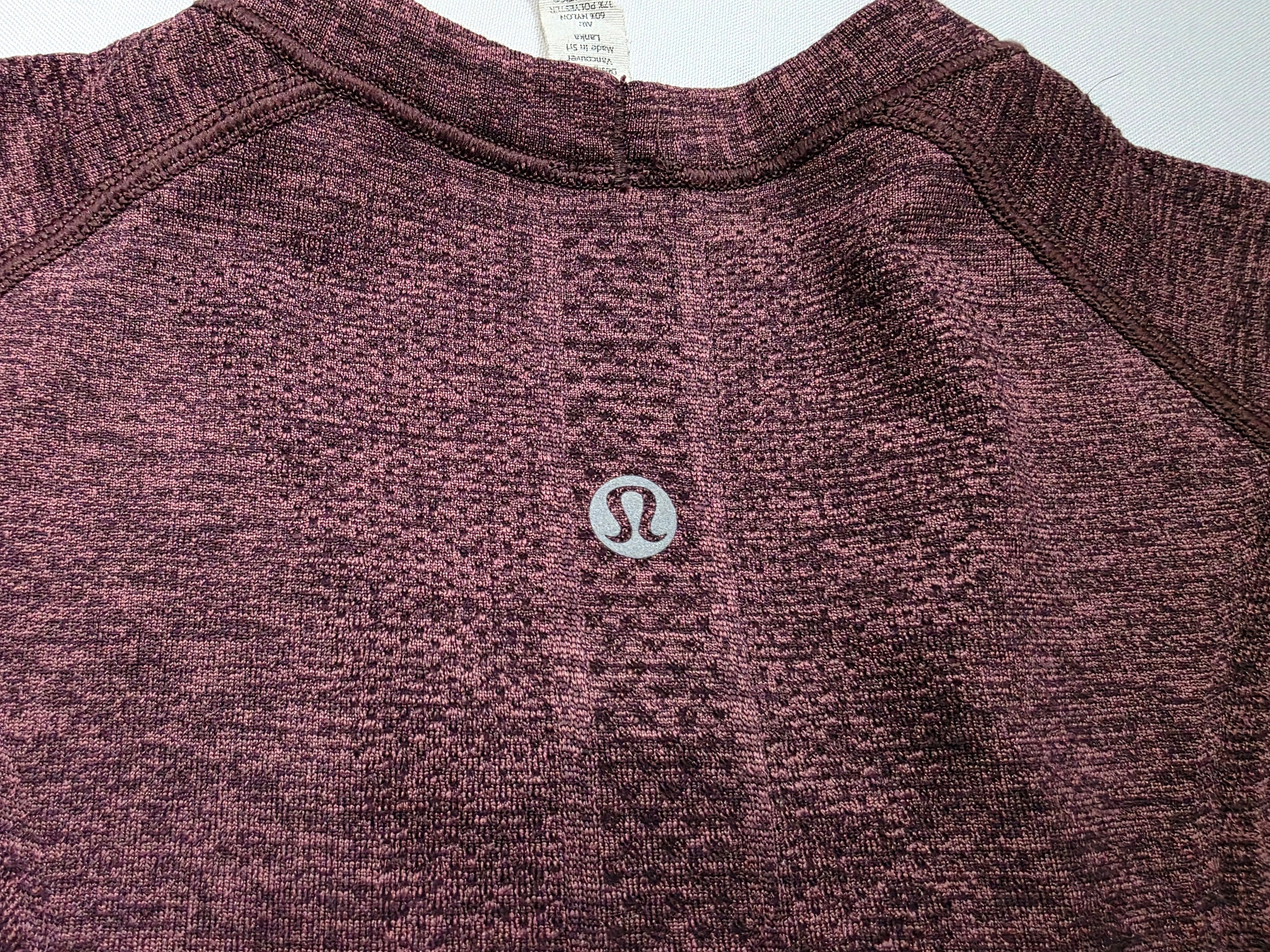 Playera Lululemon talla 2 color vino manga corta