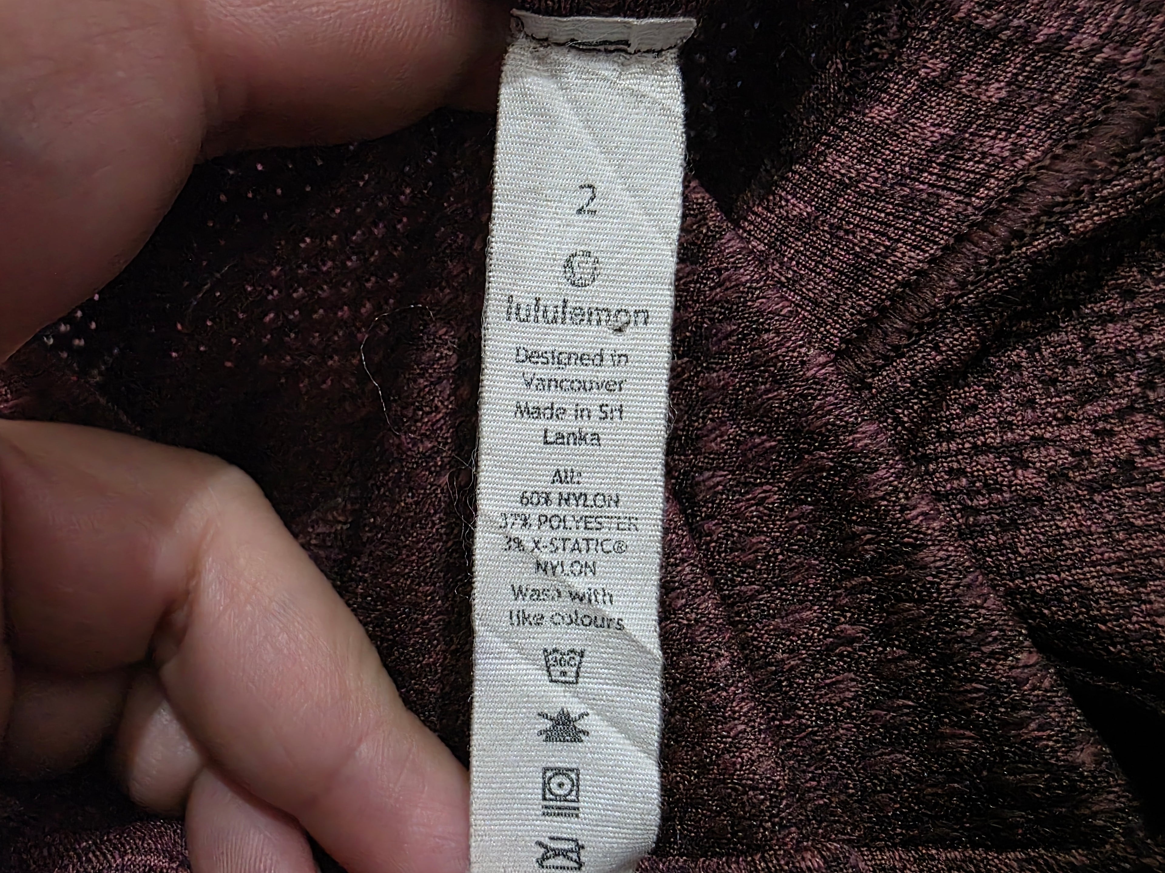 Playera Lululemon talla 2 color vino manga corta