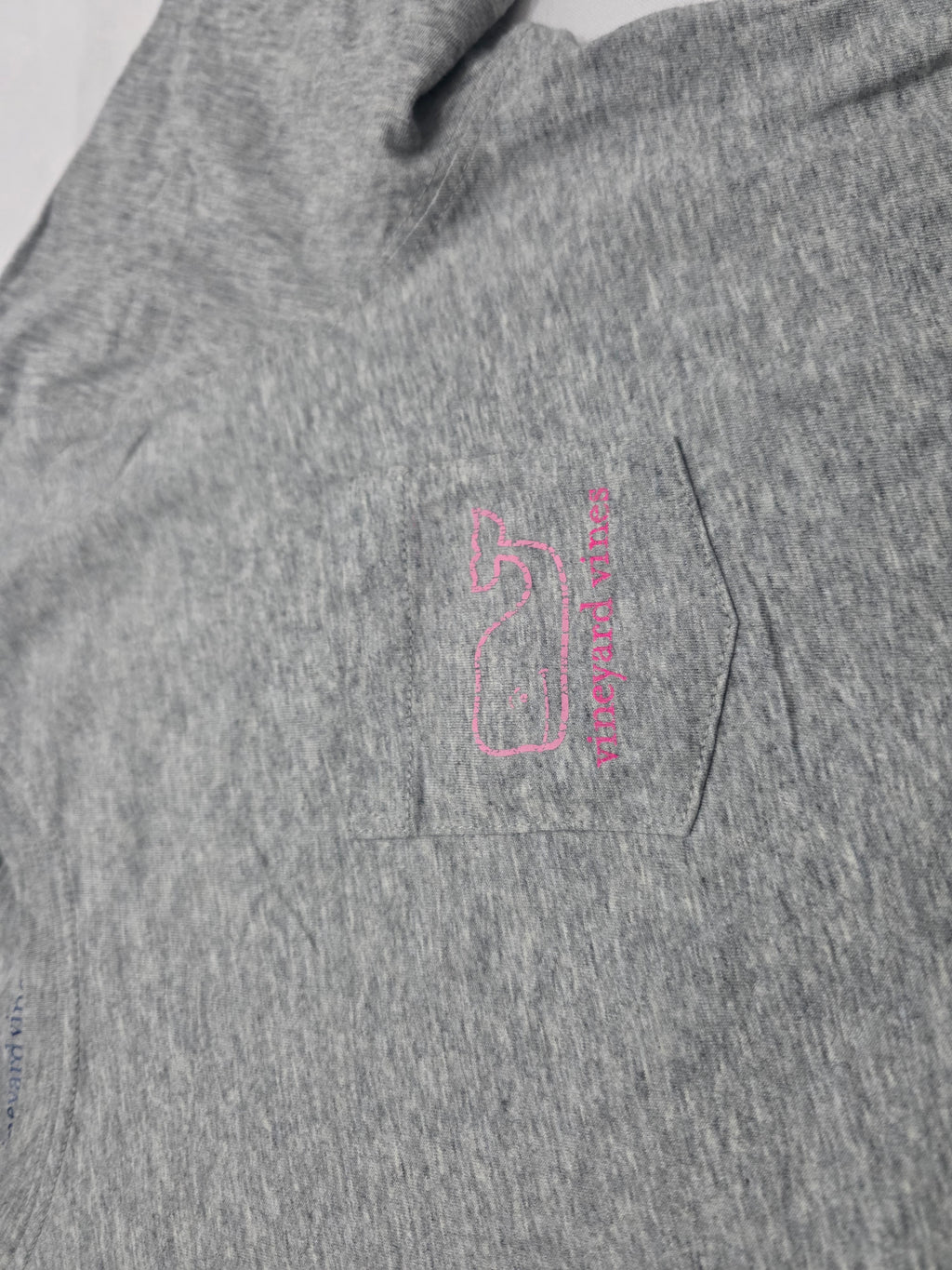 Playera Vineyard Vines gris com rosa Extra Chica manga larga