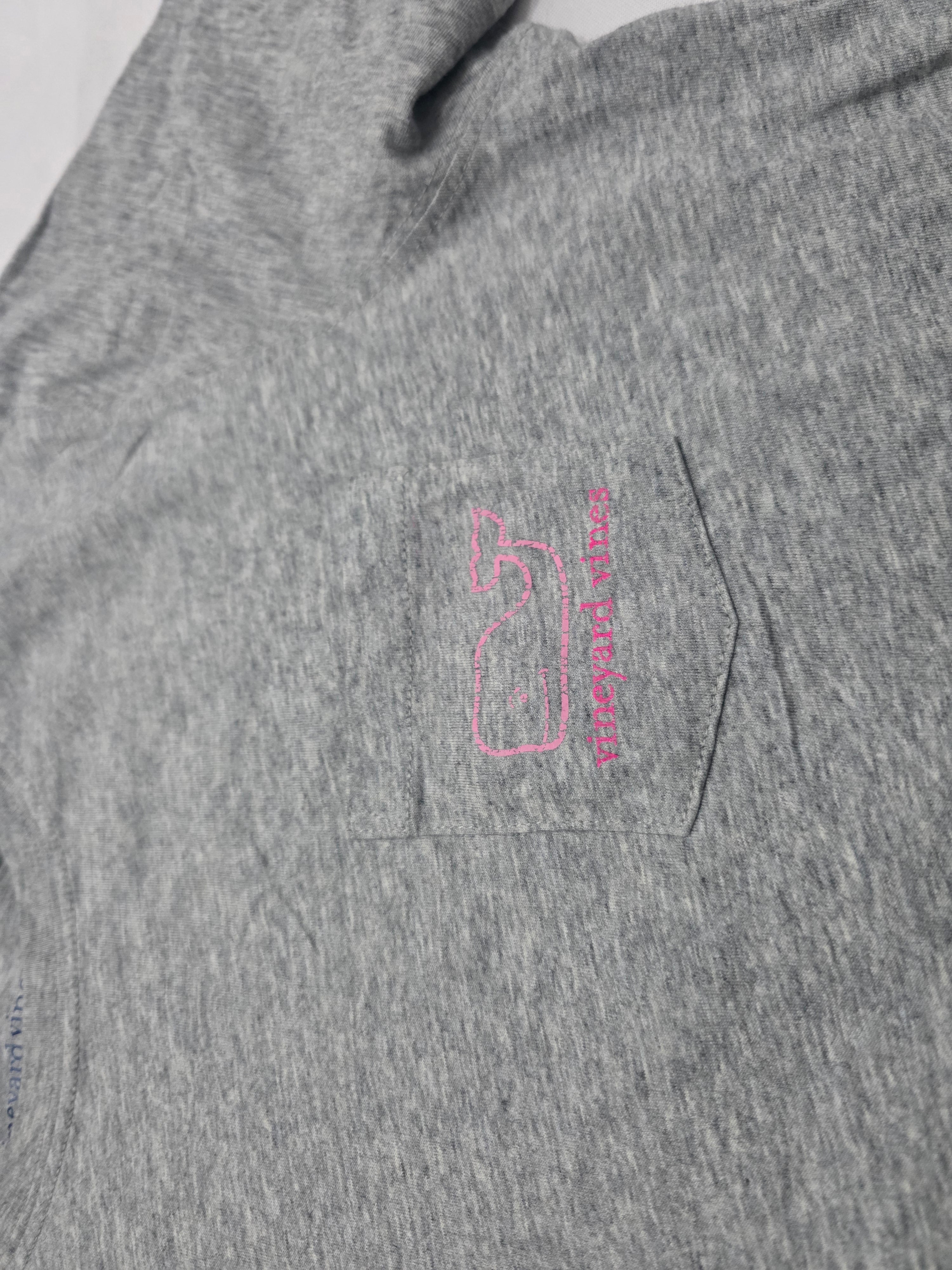 Playera Vineyard Vines gris com rosa Extra Chica manga larga