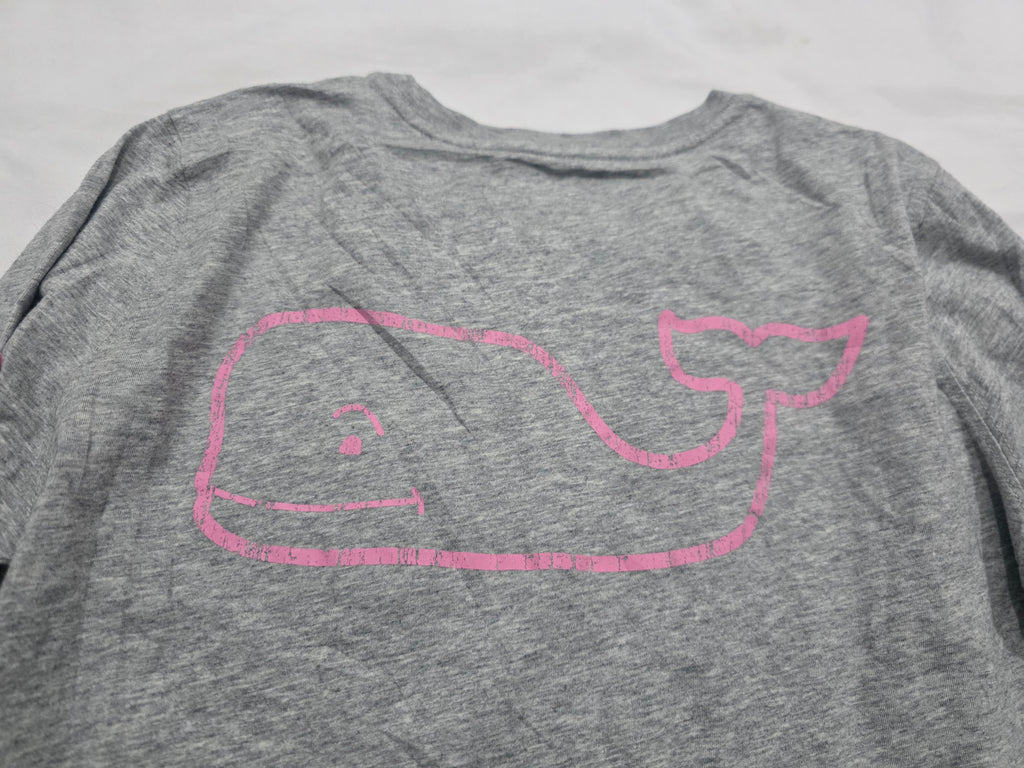 Playera Vineyard Vines gris com rosa Extra Chica manga larga