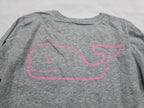 Playera Vineyard Vines gris com rosa Extra Chica manga larga