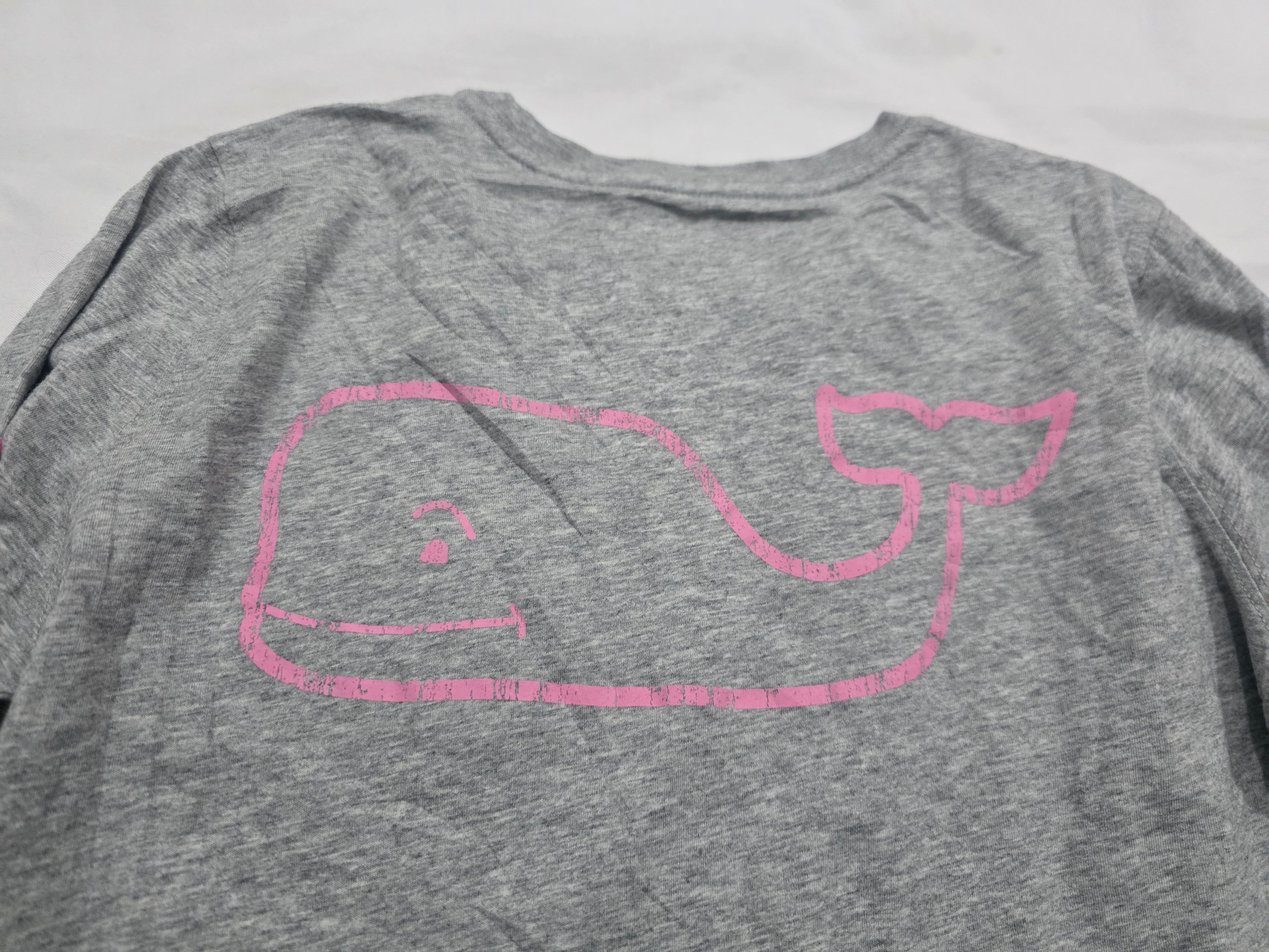 Playera Vineyard Vines gris com rosa Extra Chica manga larga