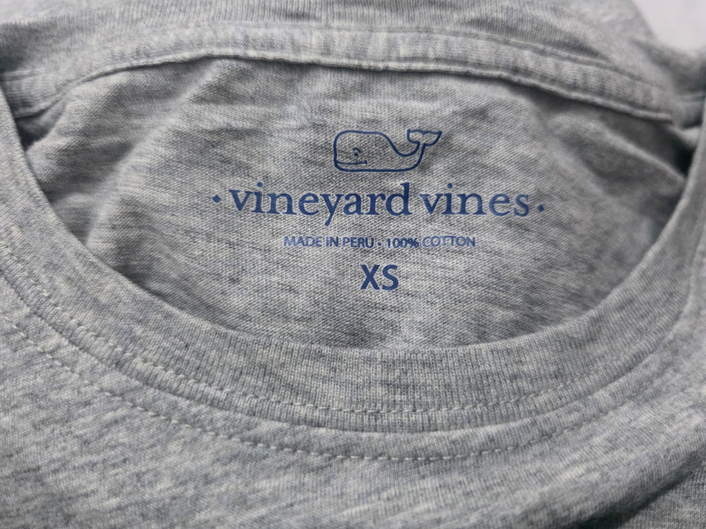 Playera Vineyard Vines gris com rosa Extra Chica manga larga