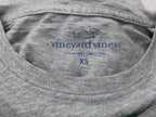 Playera Vineyard Vines gris com rosa Extra Chica manga larga