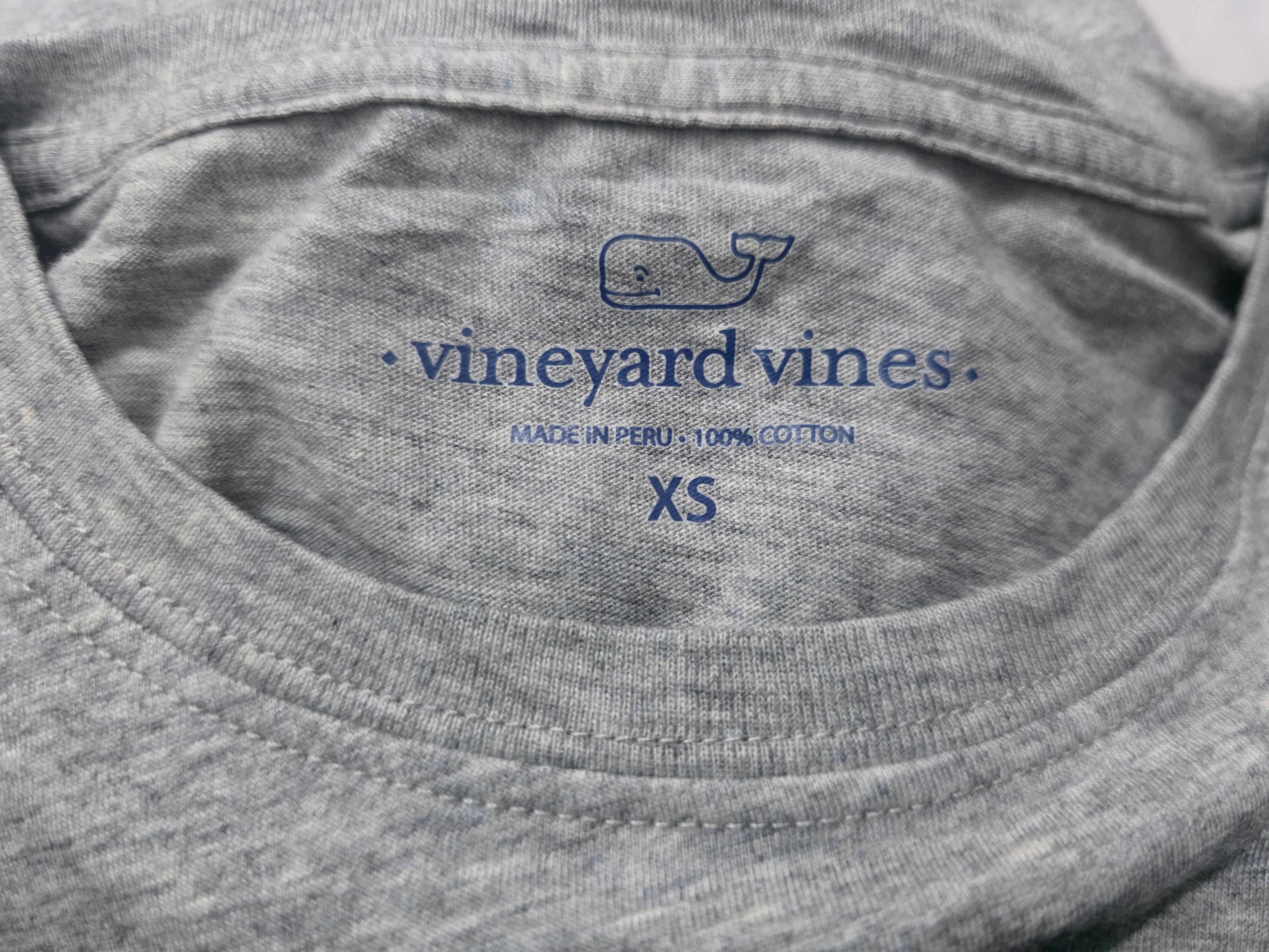 Playera Vineyard Vines gris com rosa Extra Chica manga larga