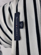Playera Tommy Hilfiger de Mujer talla Chica blanca con lineas manga corta