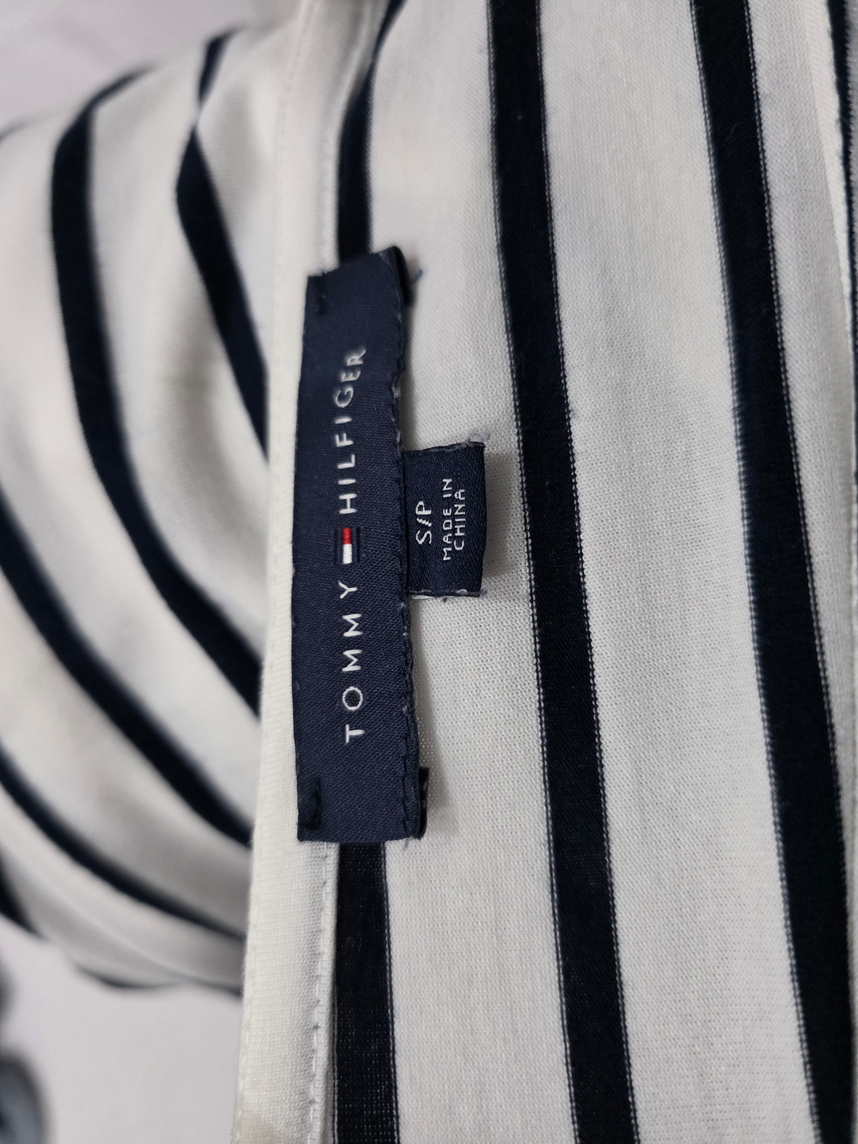 Playera Tommy Hilfiger de Mujer talla Chica blanca con lineas manga corta