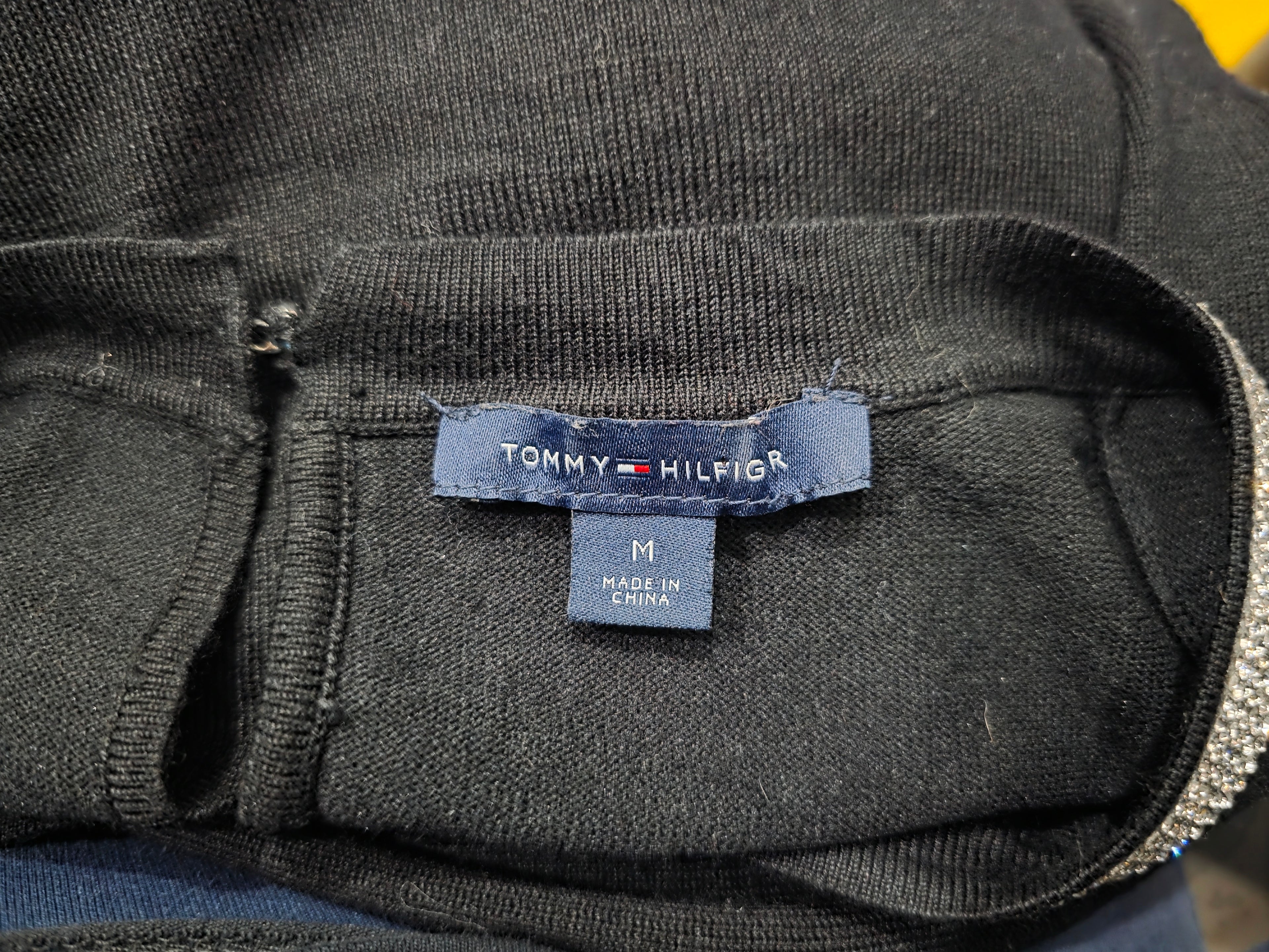 Sueter Tommy Hilfiger color negro con plateado de Mujer