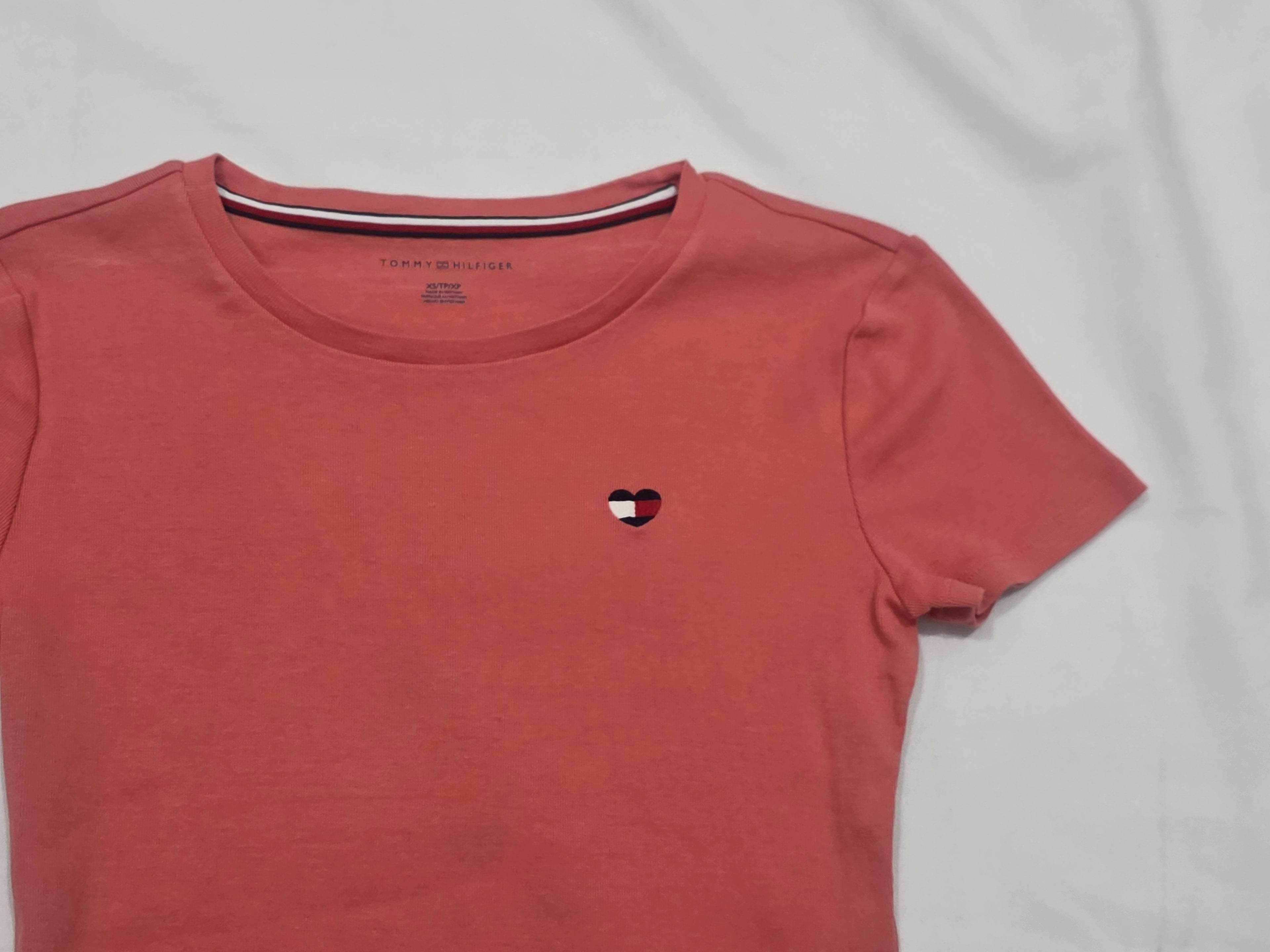 Playera Tommy Hilfiger Mujer Extra Chica Coral Manga Corta