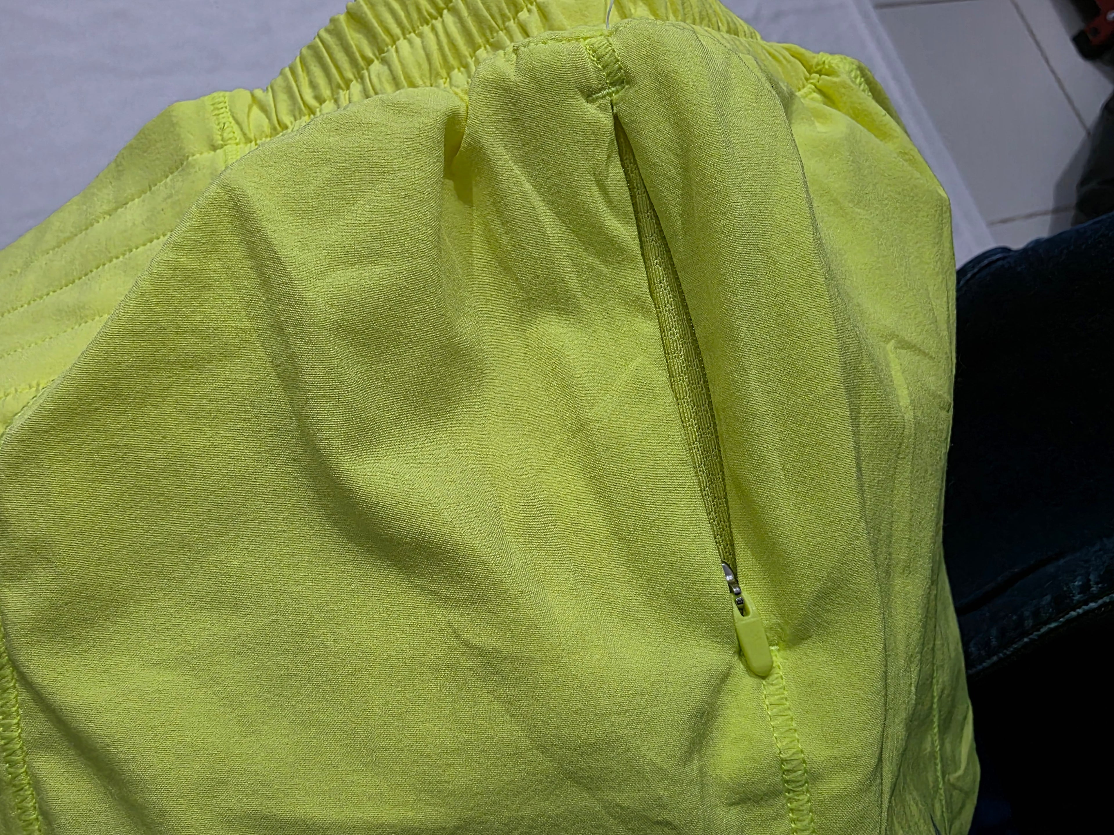 Short Lululemon Talla 6 Color Amarillo De Mujer