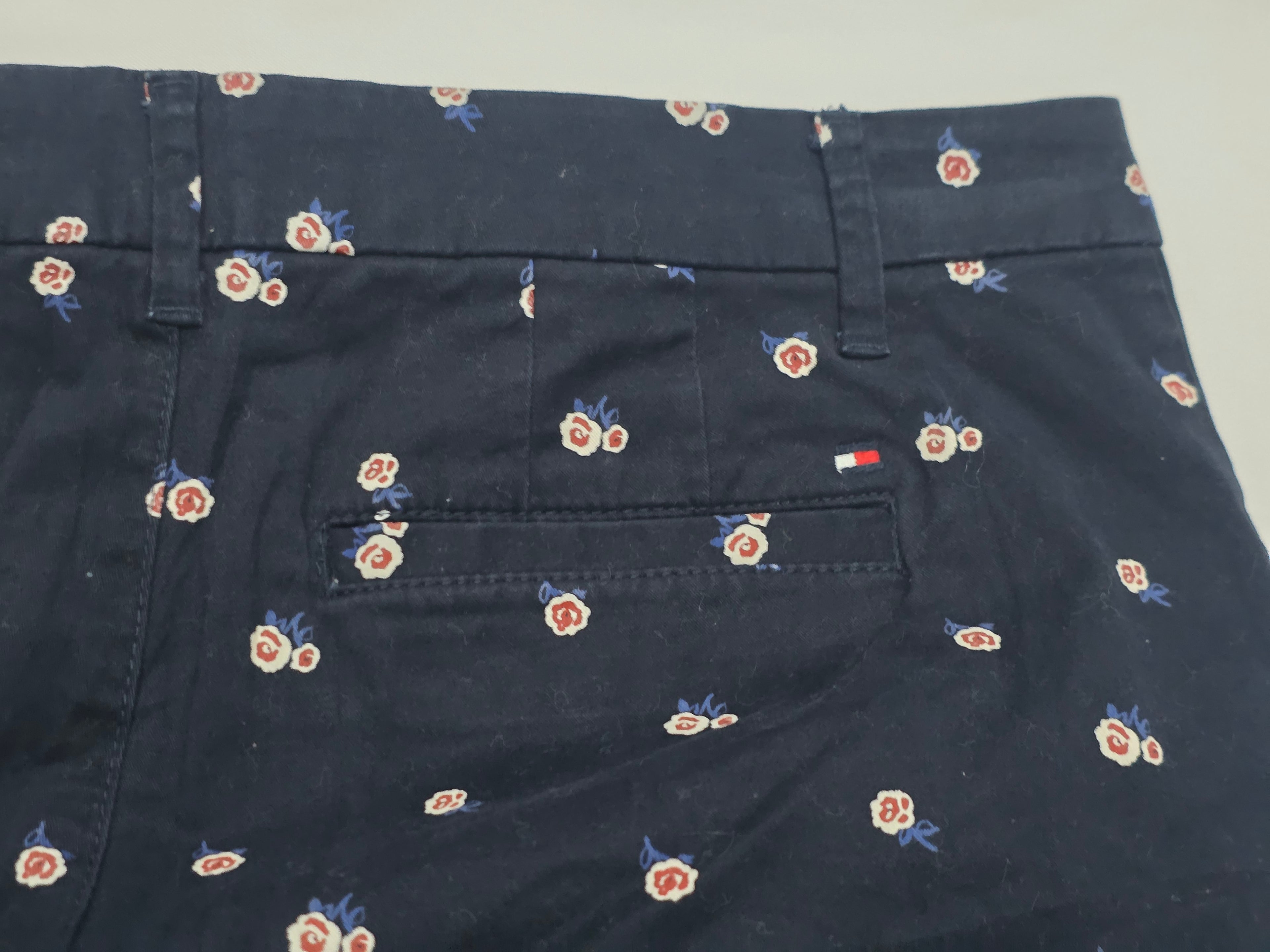 Bermuda Tommy Hilfiger Mujer Azul Marino Con Flores Talla 8