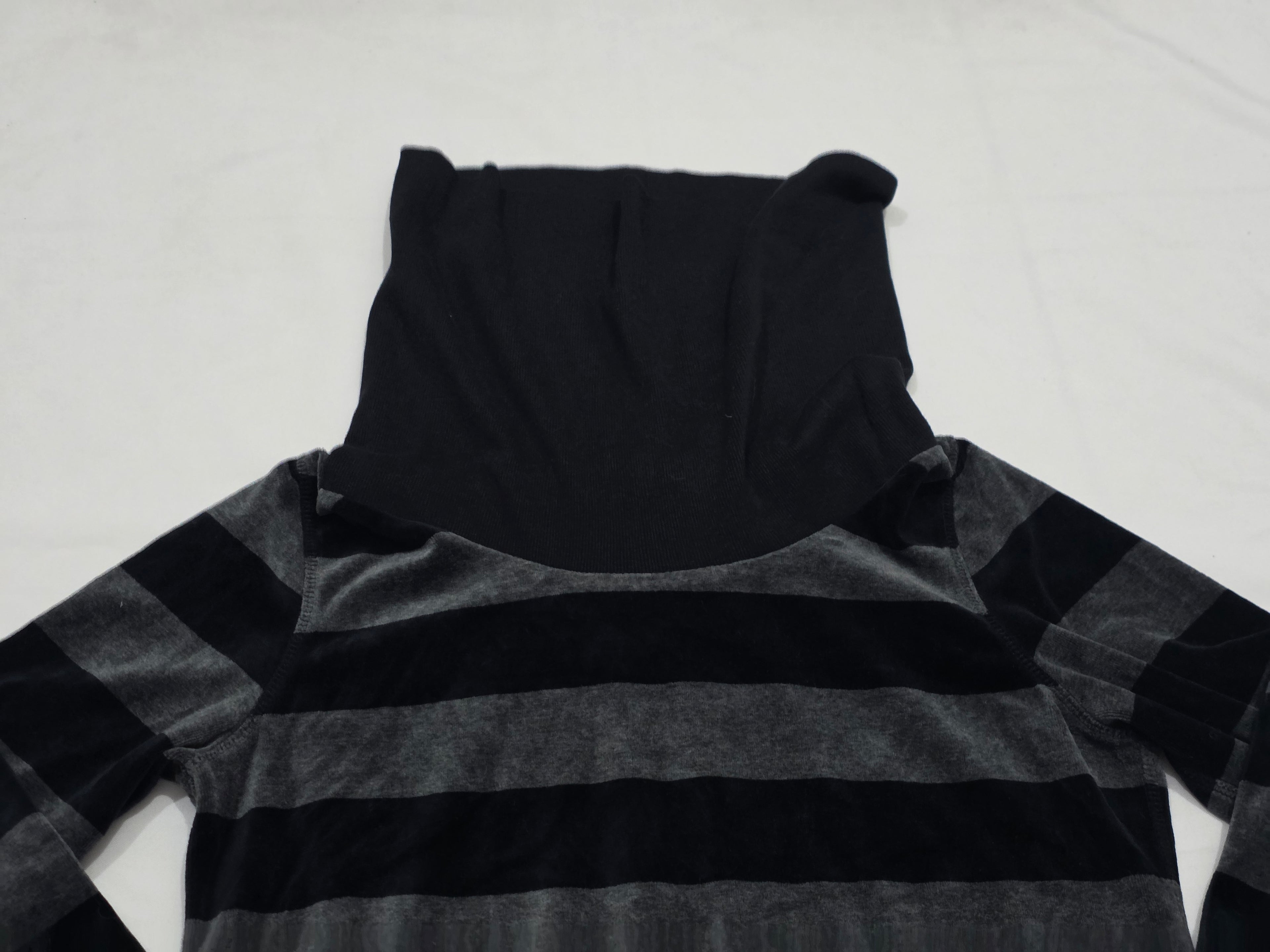 Sueter Alto Calvin Klein De Mujer Terciopelo Gris Rayado