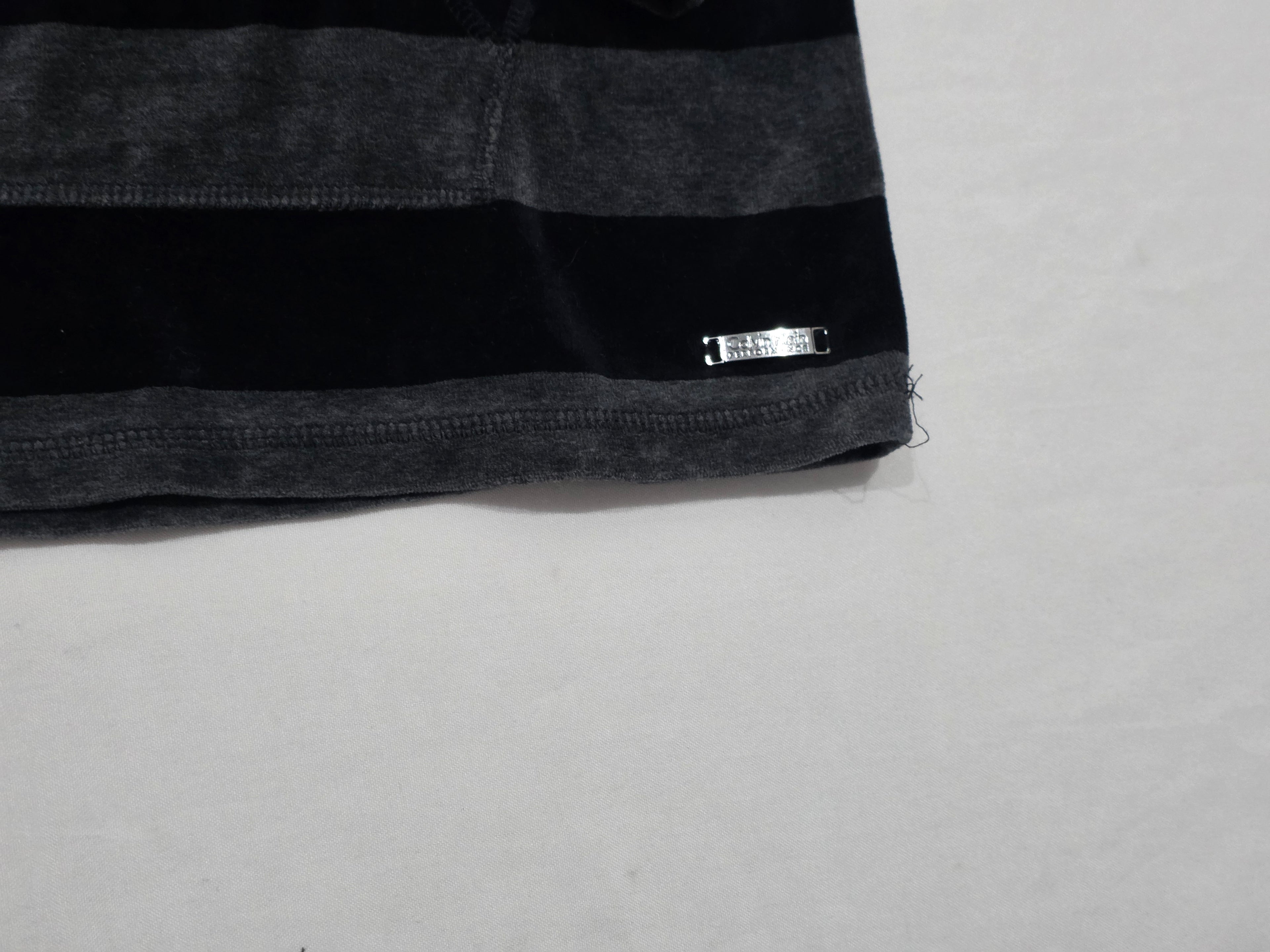 Sueter Alto Calvin Klein De Mujer Terciopelo Gris Rayado