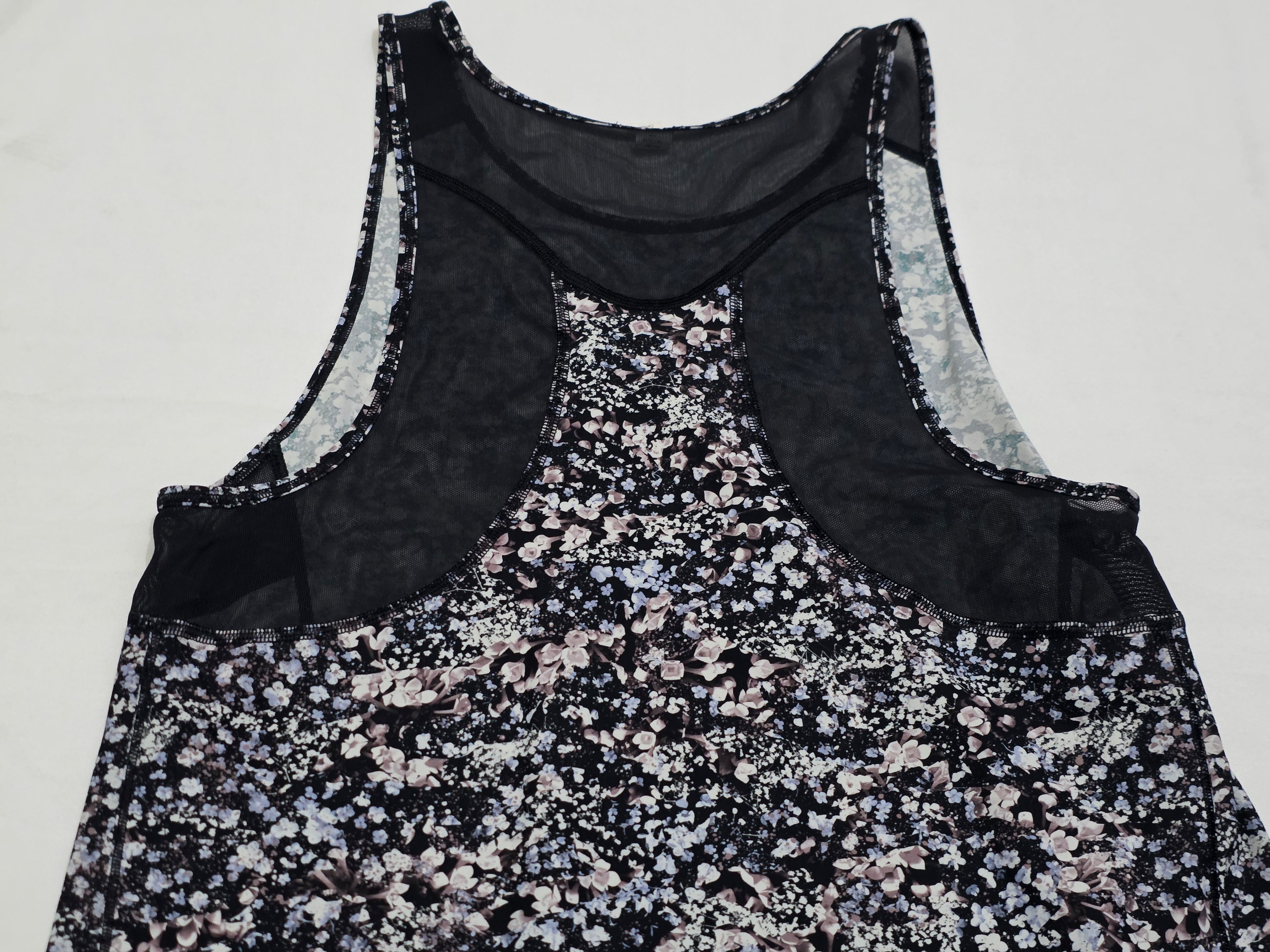 Playera Lululemon Talla 4 Floreada Sin Manga
